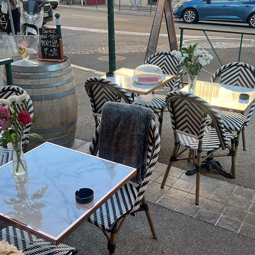 Intérieur chaleureux de La Cave Turbiasque